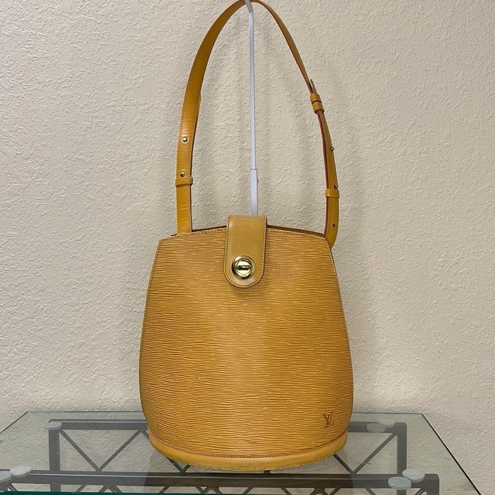 𝑳𝒐𝒖𝒊𝒔 𝑽𝒖𝒊𝒕𝒕𝒐𝒏 𝑪𝒍𝒖𝒏𝒚 𝒀𝒆𝒍𝒍𝒐𝒘